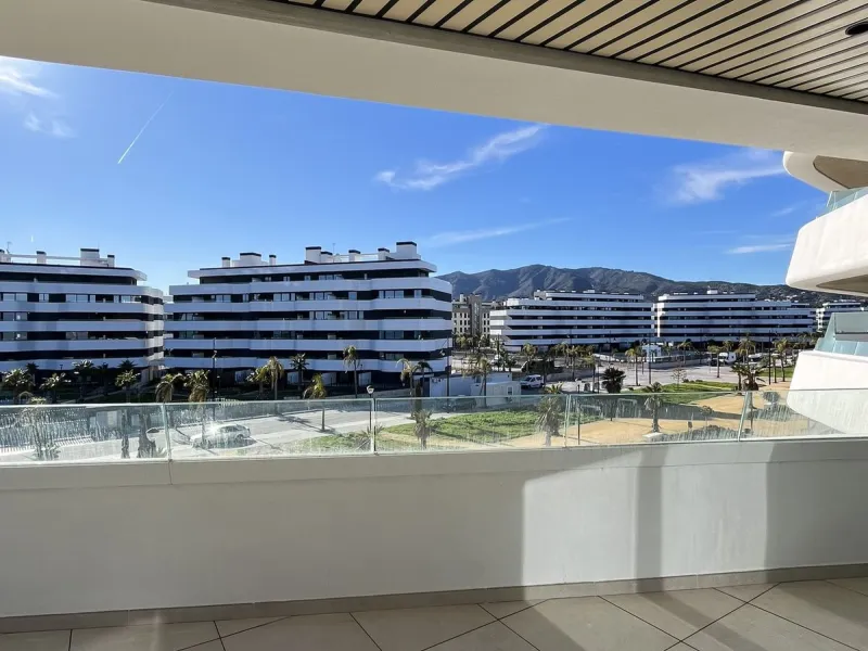 Living by the sea becomes a reality in this beautiful 3-bedroom apartment for sale facing the beach in Torremolinos (La Cizaña/Los Álamos). A unique enclave where daily life unfolds to the sound of the waves.
