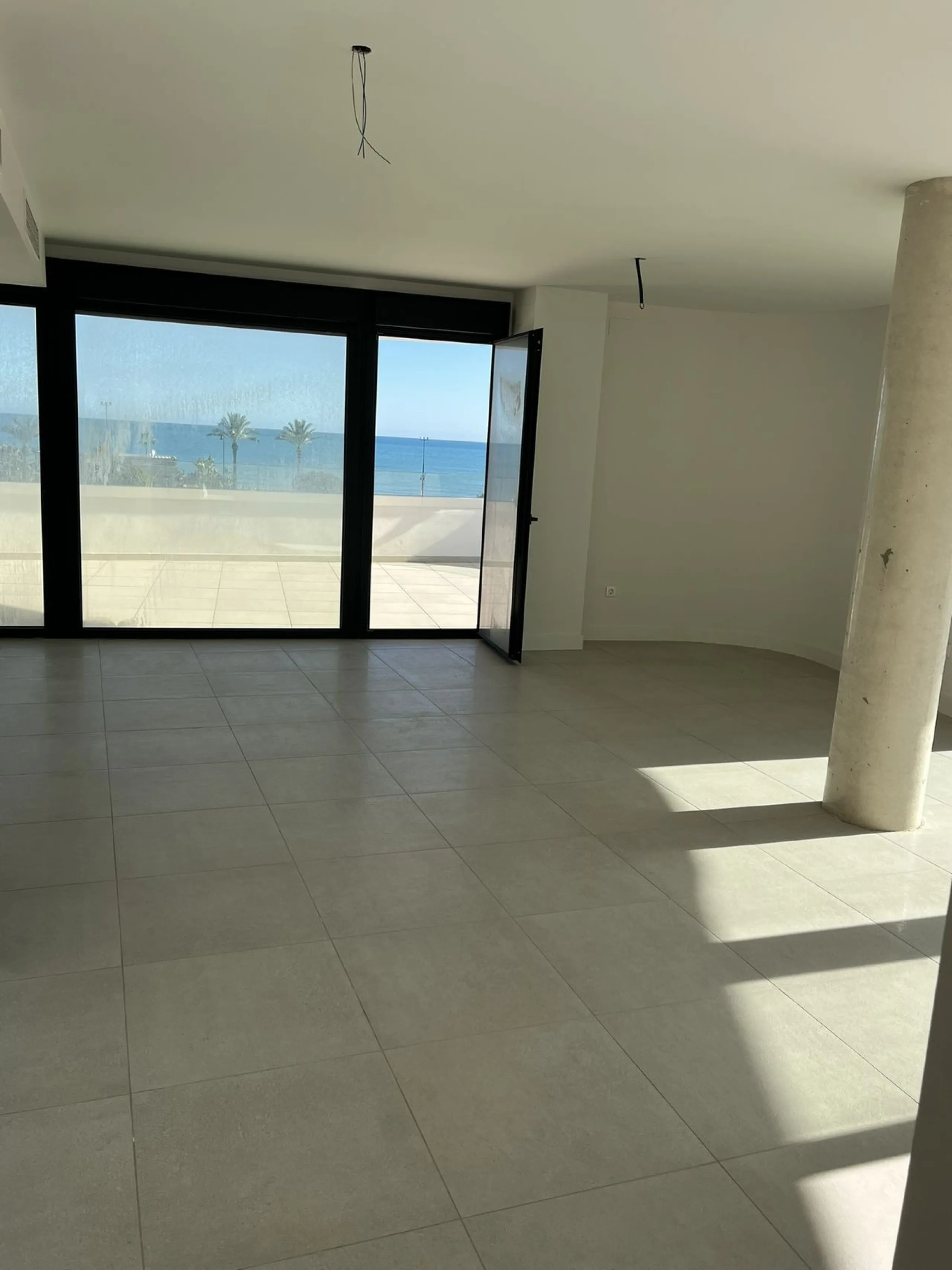 Living by the sea becomes a reality in this beautiful 3-bedroom apartment for sale facing the beach in Torremolinos (La Cizaña/Los Álamos). A unique enclave where daily life unfolds to the sound of the waves.