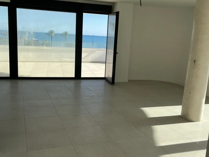 Living by the sea becomes a reality in this beautiful 3-bedroom apartment for sale facing the beach in Torremolinos (La Cizaña/Los Álamos). A unique enclave where daily life unfolds to the sound of the waves.