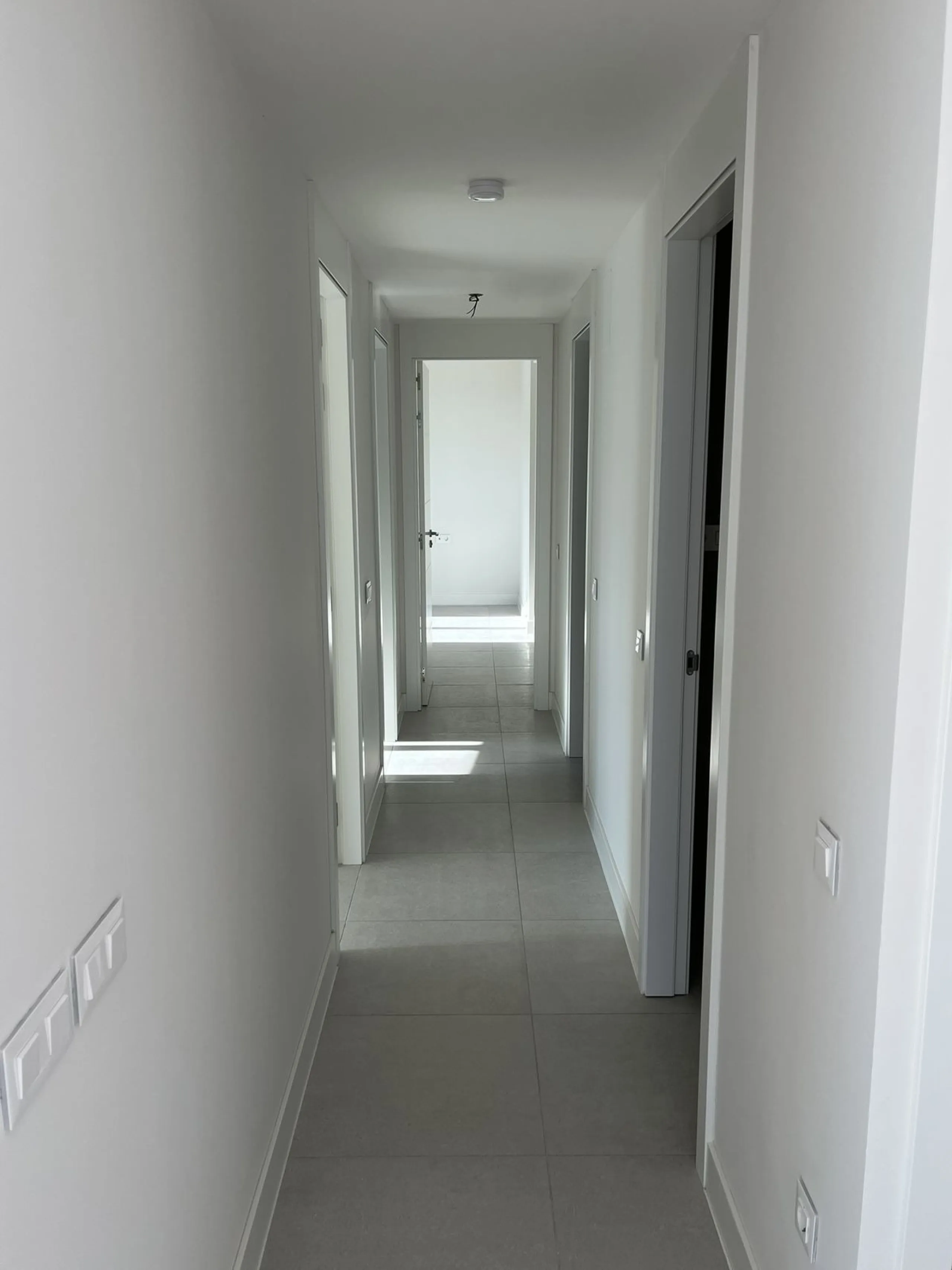 Living by the sea becomes a reality in this beautiful 3-bedroom apartment for sale facing the beach in Torremolinos (La Cizaña/Los Álamos). A unique enclave where daily life unfolds to the sound of the waves.