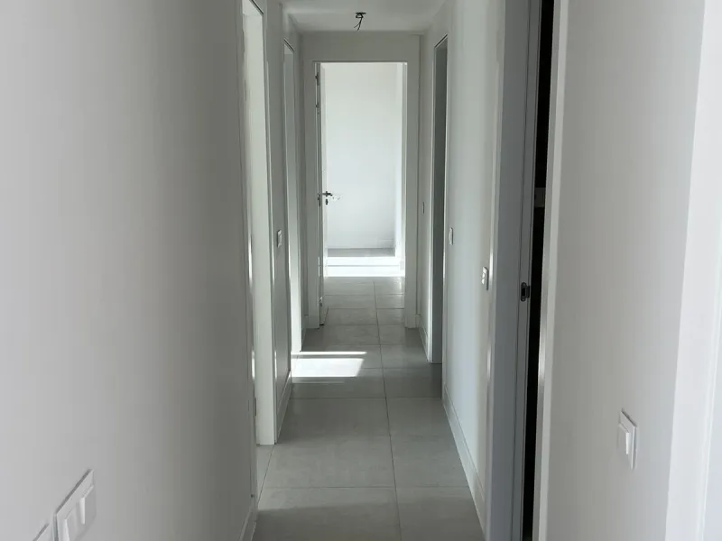 Living by the sea becomes a reality in this beautiful 3-bedroom apartment for sale facing the beach in Torremolinos (La Cizaña/Los Álamos). A unique enclave where daily life unfolds to the sound of the waves.