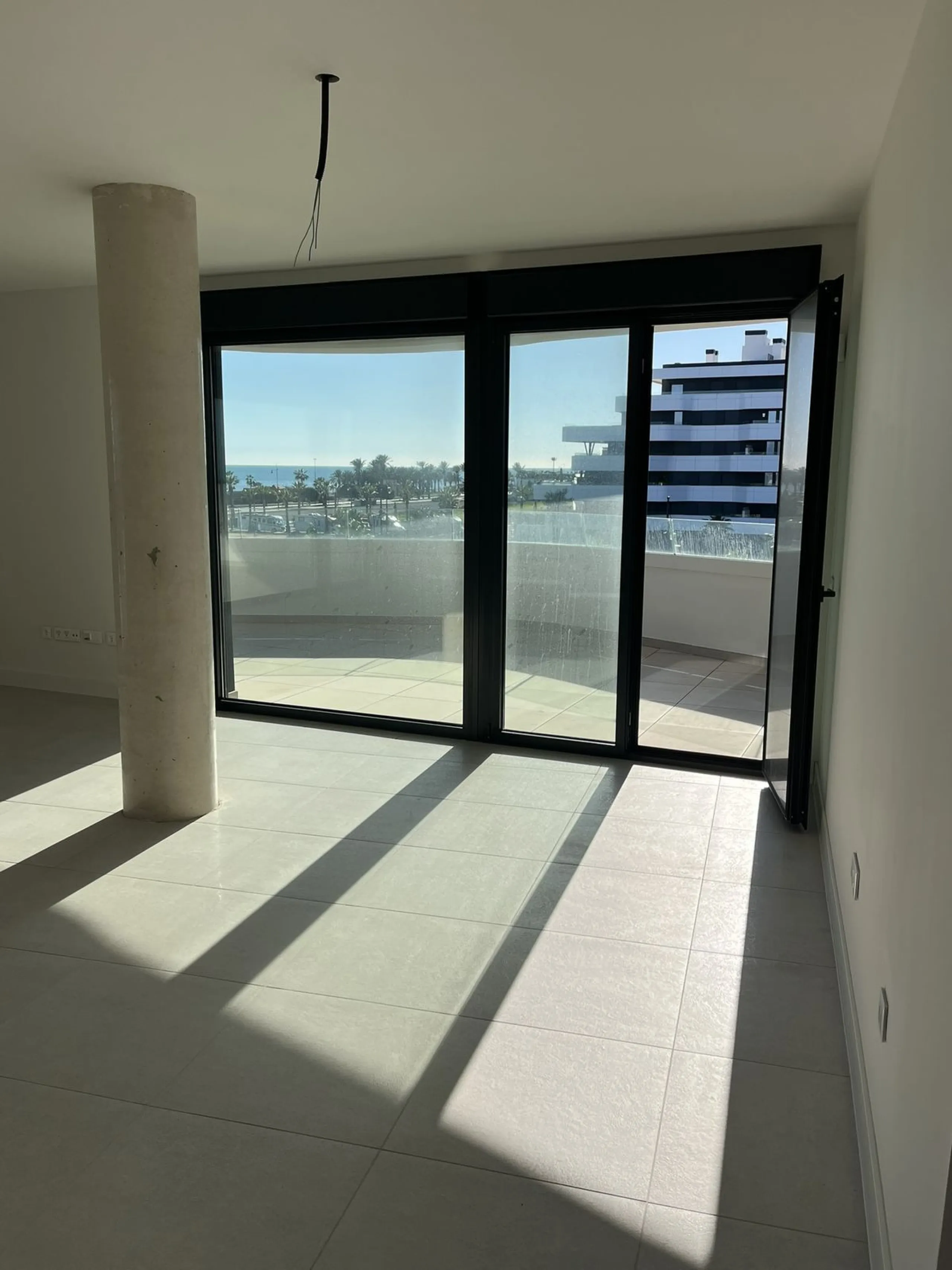 Living by the sea becomes a reality in this beautiful 3-bedroom apartment for sale facing the beach in Torremolinos (La Cizaña/Los Álamos). A unique enclave where daily life unfolds to the sound of the waves.