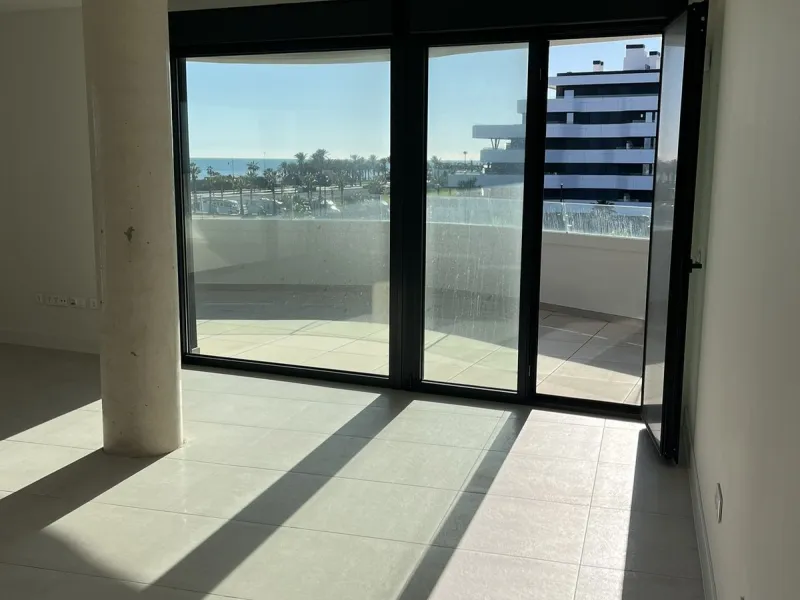 Living by the sea becomes a reality in this beautiful 3-bedroom apartment for sale facing the beach in Torremolinos (La Cizaña/Los Álamos). A unique enclave where daily life unfolds to the sound of the waves.