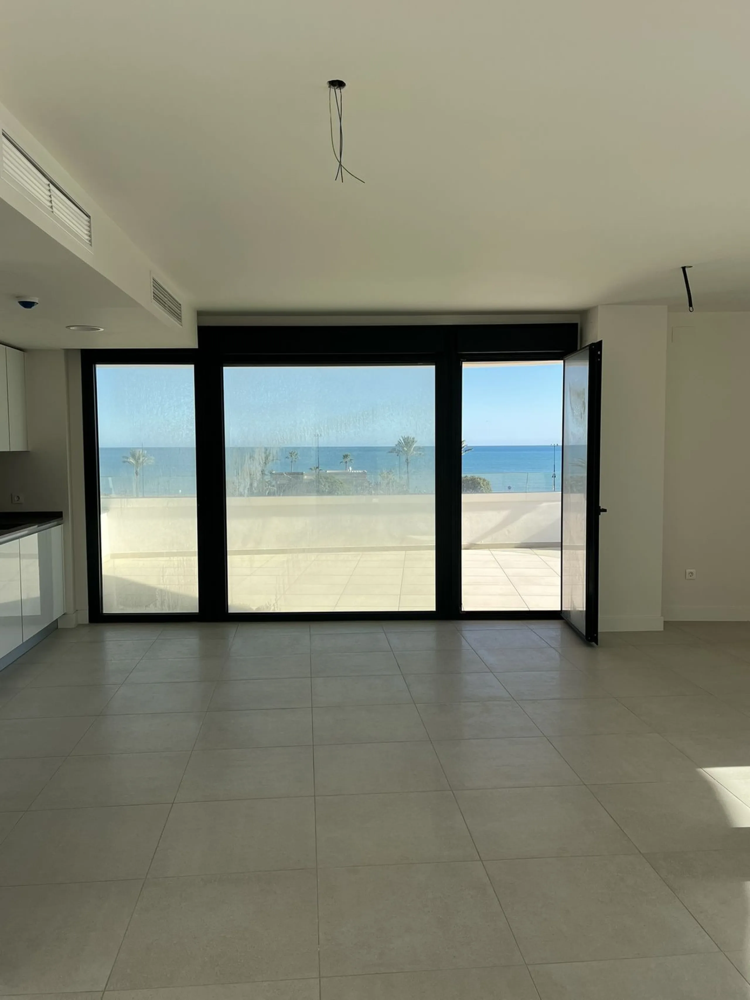 Living by the sea becomes a reality in this beautiful 3-bedroom apartment for sale facing the beach in Torremolinos (La Cizaña/Los Álamos). A unique enclave where daily life unfolds to the sound of the waves.