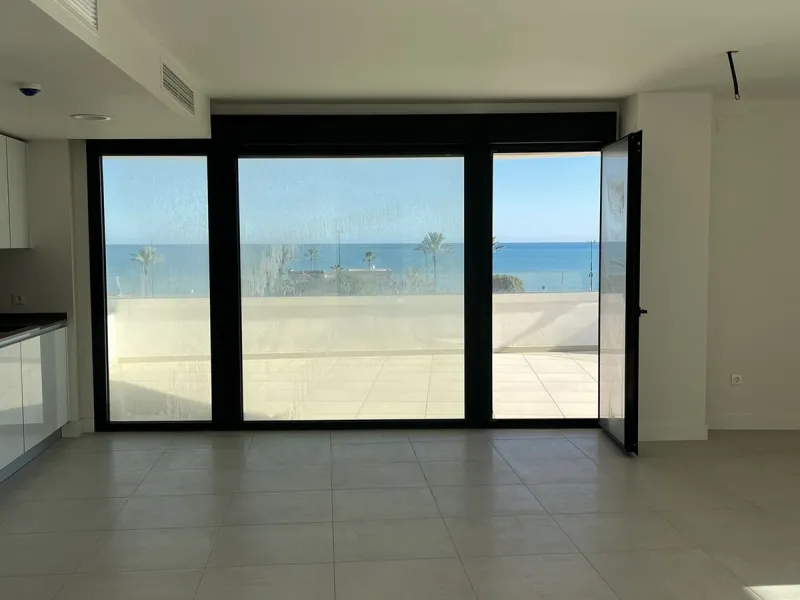 Living by the sea becomes a reality in this beautiful 3-bedroom apartment for sale facing the beach in Torremolinos (La Cizaña/Los Álamos). A unique enclave where daily life unfolds to the sound of the waves.