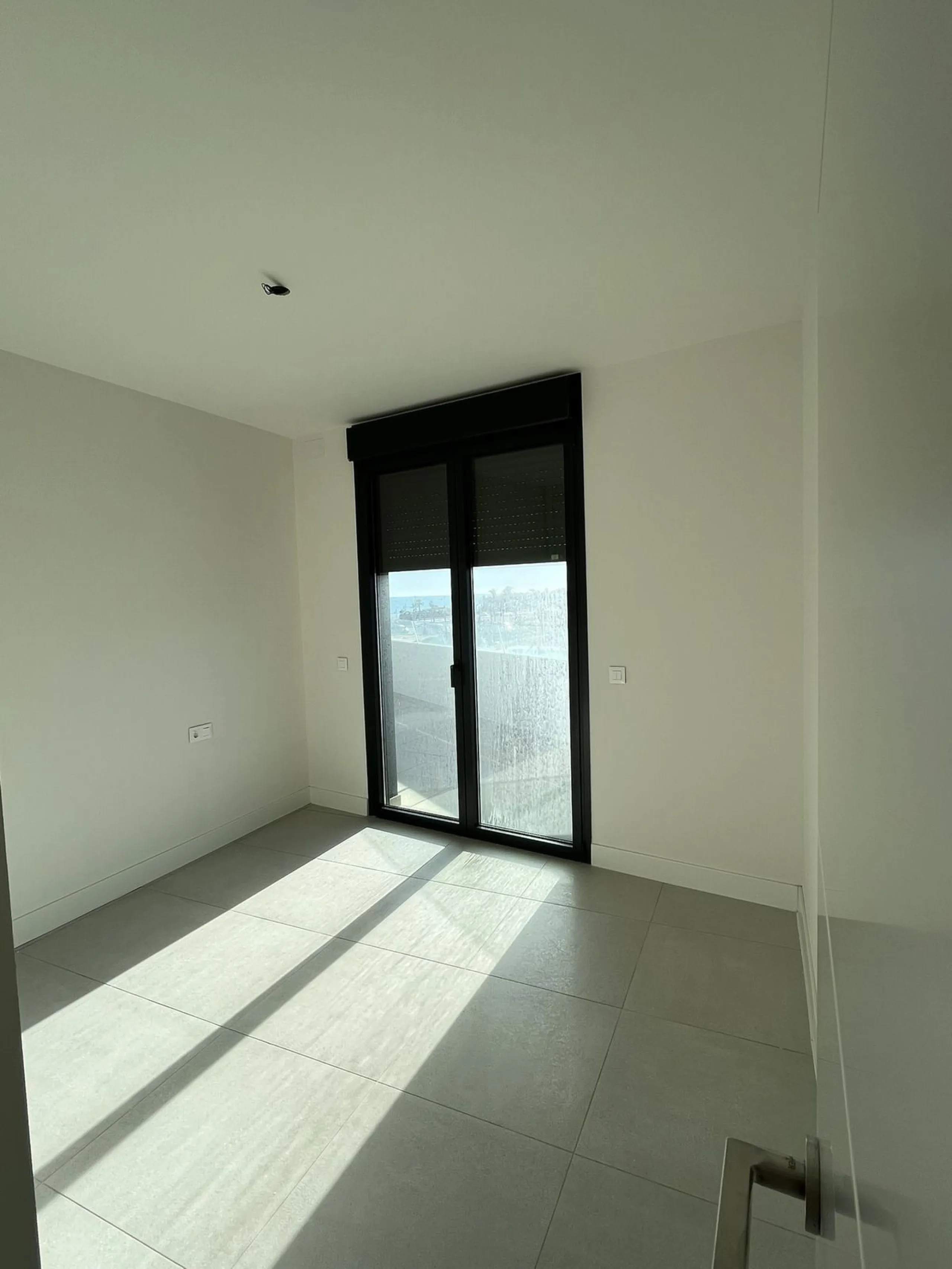 Living by the sea becomes a reality in this beautiful 3-bedroom apartment for sale facing the beach in Torremolinos (La Cizaña/Los Álamos). A unique enclave where daily life unfolds to the sound of the waves.