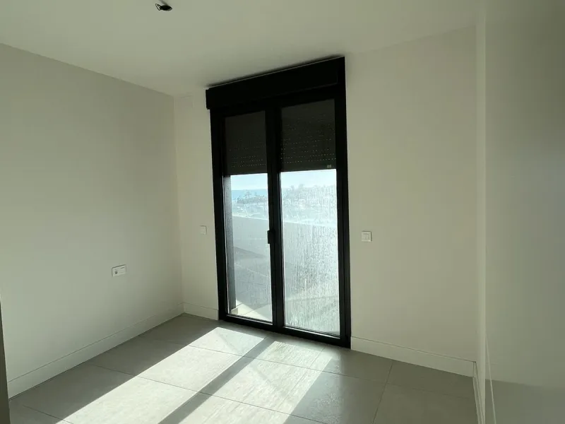 Living by the sea becomes a reality in this beautiful 3-bedroom apartment for sale facing the beach in Torremolinos (La Cizaña/Los Álamos). A unique enclave where daily life unfolds to the sound of the waves.