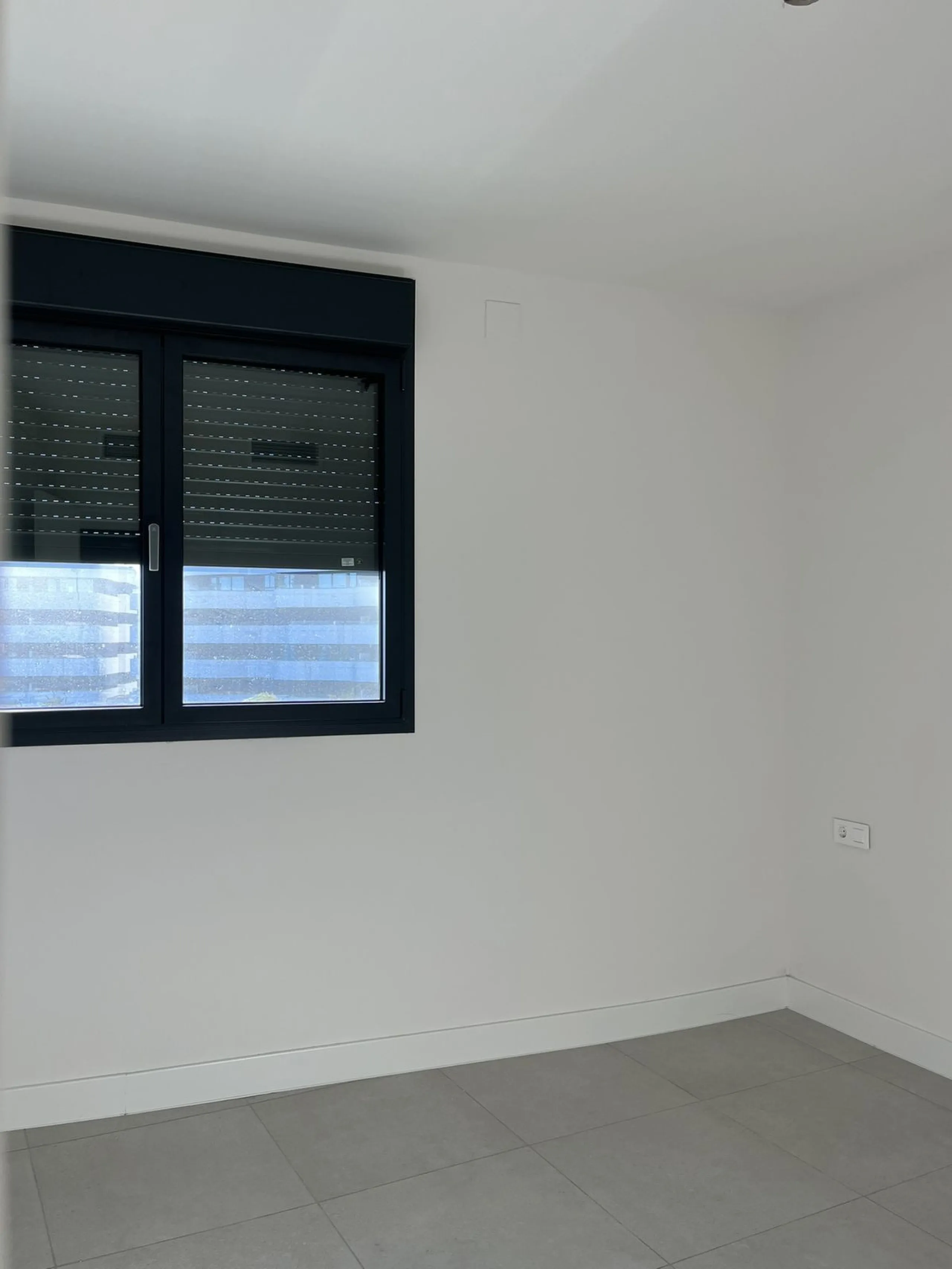 Living by the sea becomes a reality in this beautiful 3-bedroom apartment for sale facing the beach in Torremolinos (La Cizaña/Los Álamos). A unique enclave where daily life unfolds to the sound of the waves.