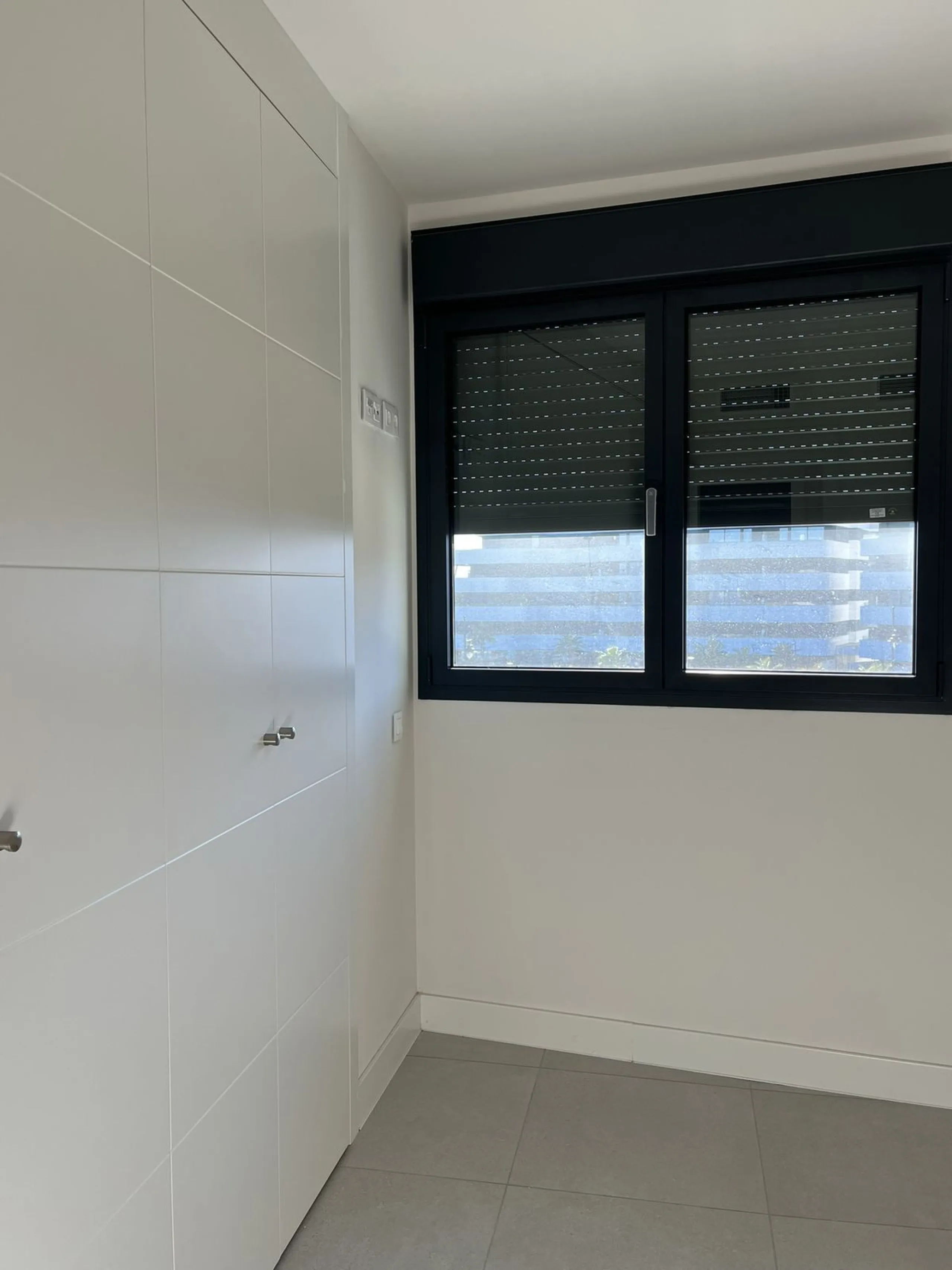 Living by the sea becomes a reality in this beautiful 3-bedroom apartment for sale facing the beach in Torremolinos (La Cizaña/Los Álamos). A unique enclave where daily life unfolds to the sound of the waves.