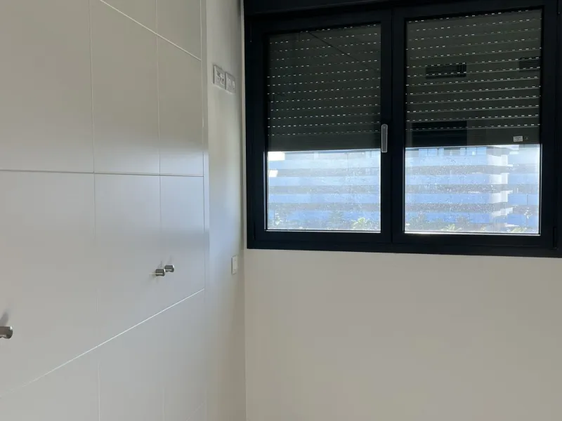 Living by the sea becomes a reality in this beautiful 3-bedroom apartment for sale facing the beach in Torremolinos (La Cizaña/Los Álamos). A unique enclave where daily life unfolds to the sound of the waves.