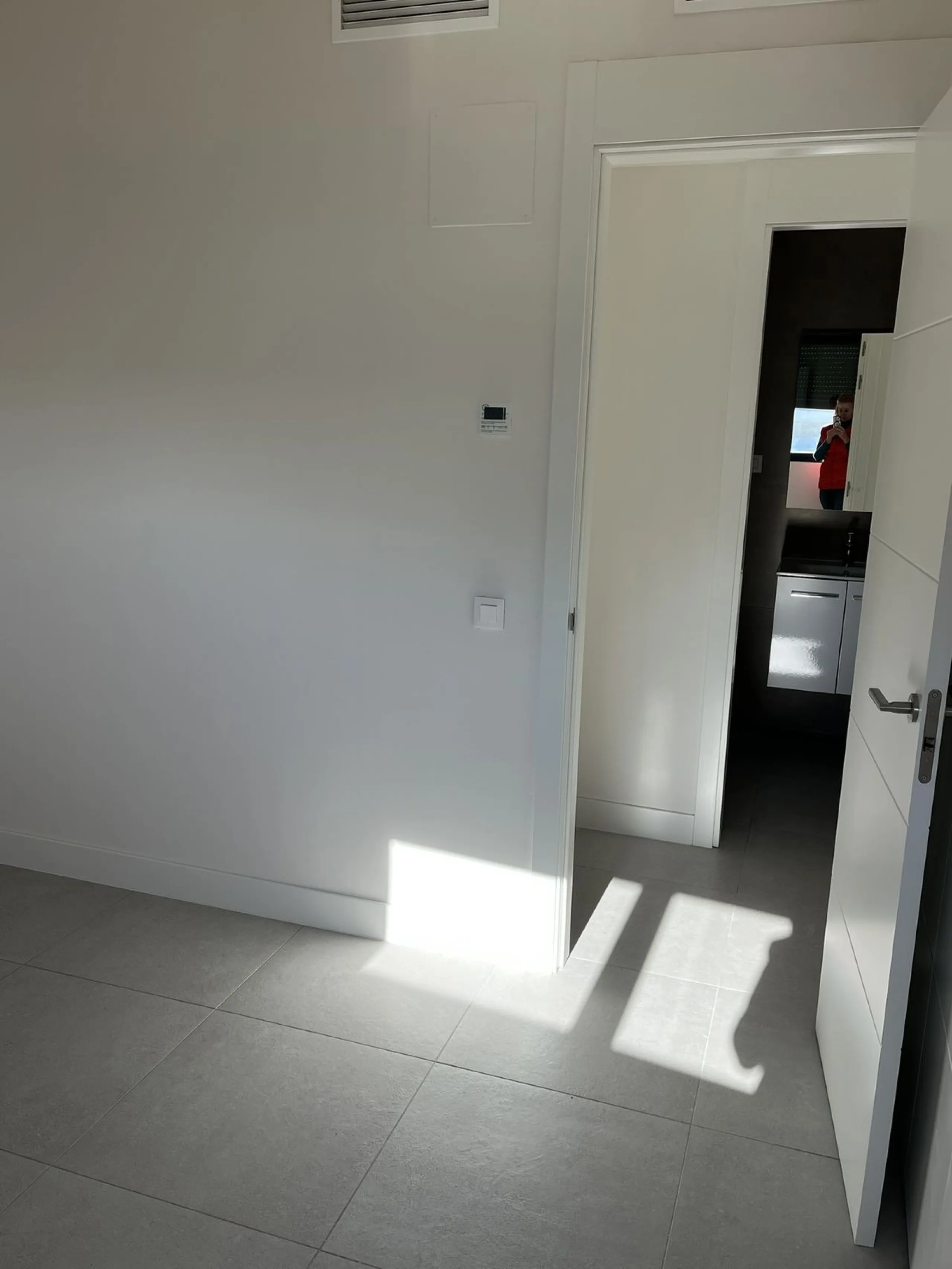 Living by the sea becomes a reality in this beautiful 3-bedroom apartment for sale facing the beach in Torremolinos (La Cizaña/Los Álamos). A unique enclave where daily life unfolds to the sound of the waves.