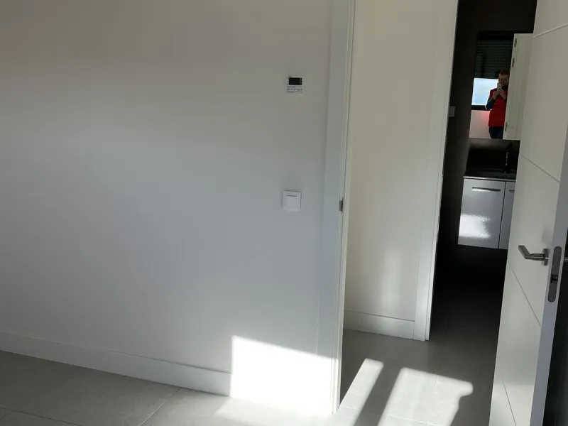 Living by the sea becomes a reality in this beautiful 3-bedroom apartment for sale facing the beach in Torremolinos (La Cizaña/Los Álamos). A unique enclave where daily life unfolds to the sound of the waves.