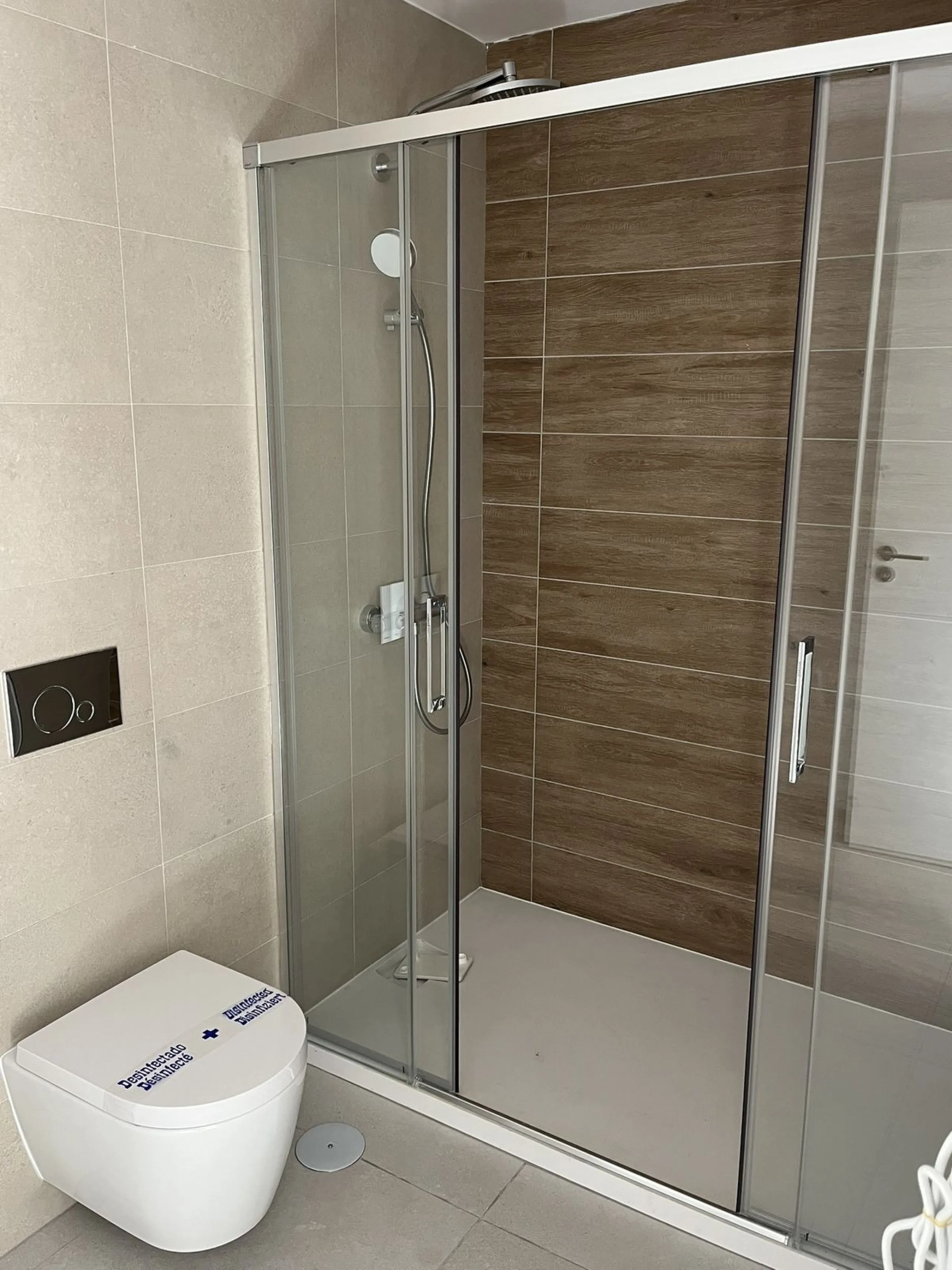 Living by the sea becomes a reality in this beautiful 3-bedroom apartment for sale facing the beach in Torremolinos (La Cizaña/Los Álamos). A unique enclave where daily life unfolds to the sound of the waves.