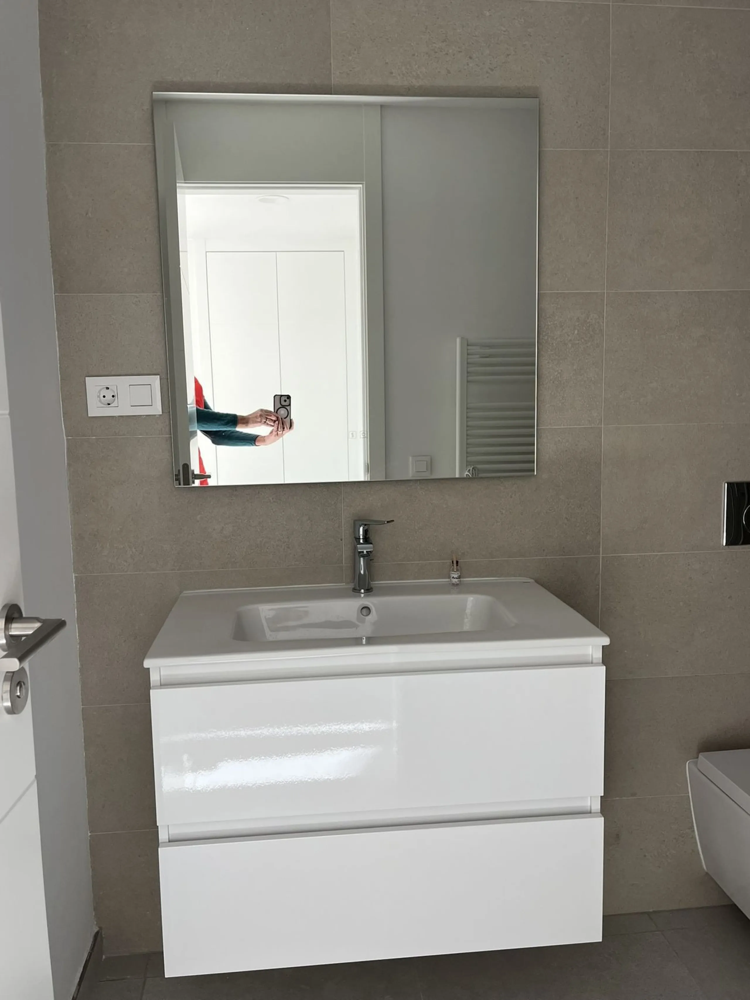 Living by the sea becomes a reality in this beautiful 3-bedroom apartment for sale facing the beach in Torremolinos (La Cizaña/Los Álamos). A unique enclave where daily life unfolds to the sound of the waves.