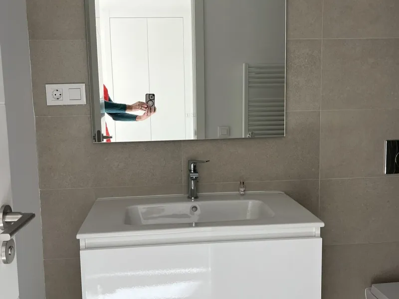 Living by the sea becomes a reality in this beautiful 3-bedroom apartment for sale facing the beach in Torremolinos (La Cizaña/Los Álamos). A unique enclave where daily life unfolds to the sound of the waves.
