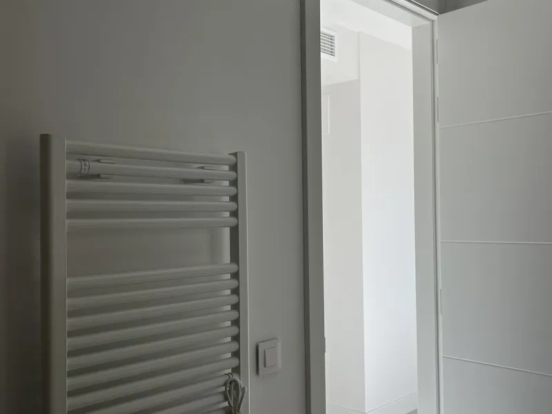 Living by the sea becomes a reality in this beautiful 3-bedroom apartment for sale facing the beach in Torremolinos (La Cizaña/Los Álamos). A unique enclave where daily life unfolds to the sound of the waves.