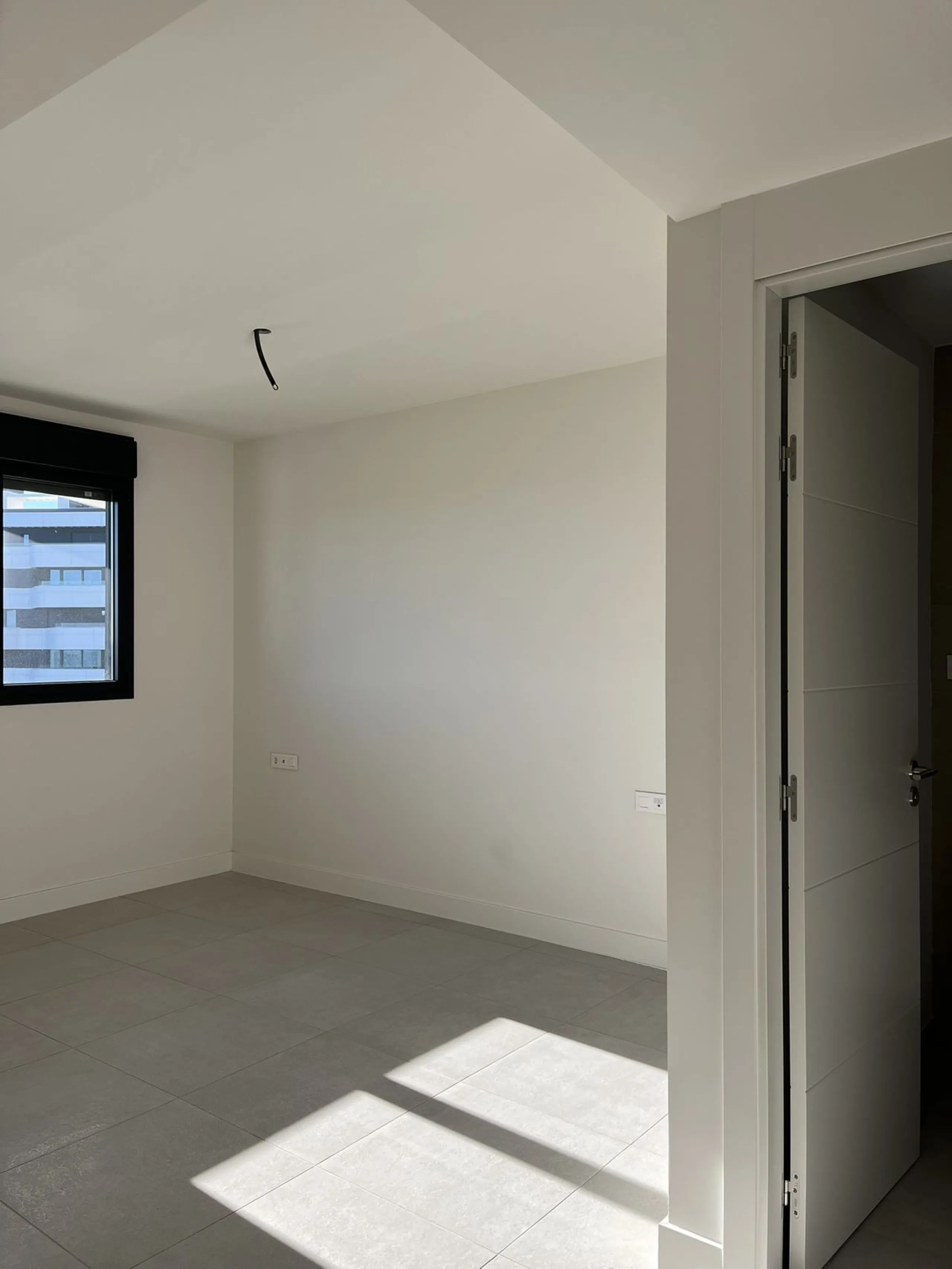 Living by the sea becomes a reality in this beautiful 3-bedroom apartment for sale facing the beach in Torremolinos (La Cizaña/Los Álamos). A unique enclave where daily life unfolds to the sound of the waves.