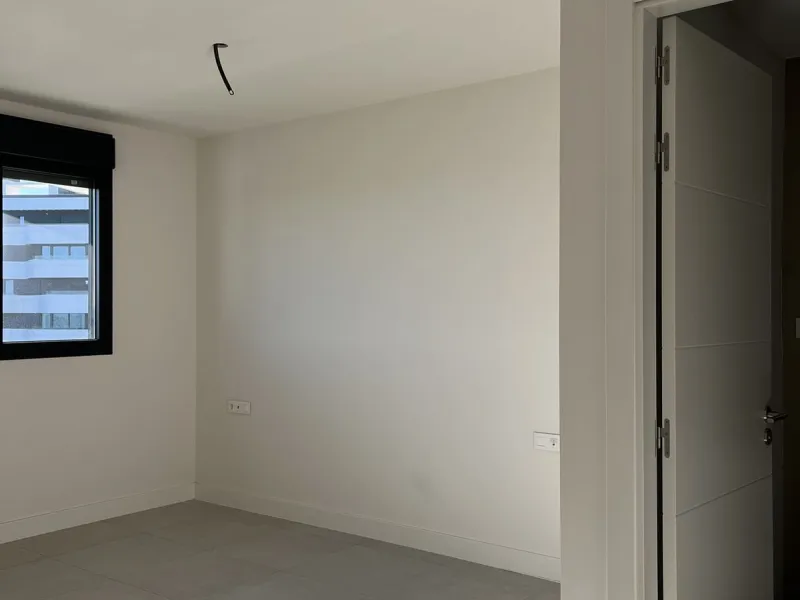 Living by the sea becomes a reality in this beautiful 3-bedroom apartment for sale facing the beach in Torremolinos (La Cizaña/Los Álamos). A unique enclave where daily life unfolds to the sound of the waves.