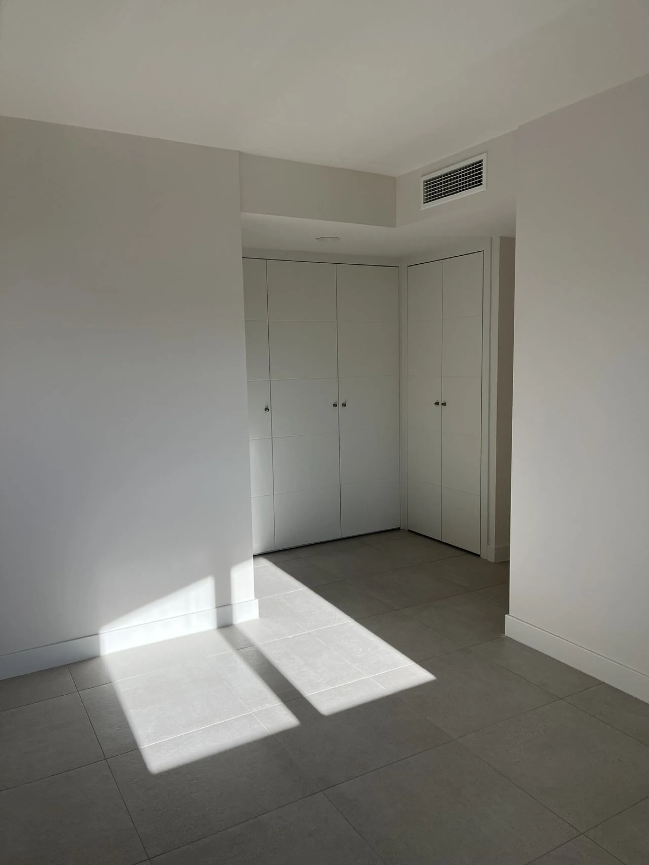 Living by the sea becomes a reality in this beautiful 3-bedroom apartment for sale facing the beach in Torremolinos (La Cizaña/Los Álamos). A unique enclave where daily life unfolds to the sound of the waves.