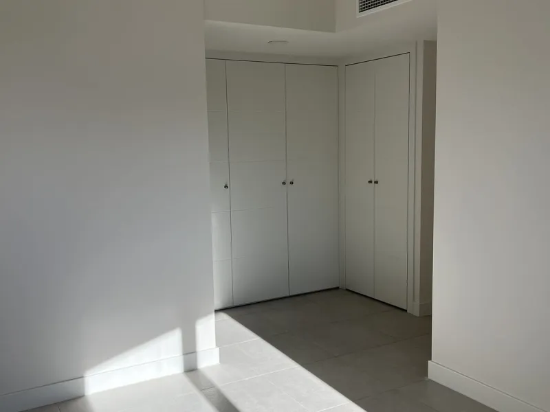 Living by the sea becomes a reality in this beautiful 3-bedroom apartment for sale facing the beach in Torremolinos (La Cizaña/Los Álamos). A unique enclave where daily life unfolds to the sound of the waves.
