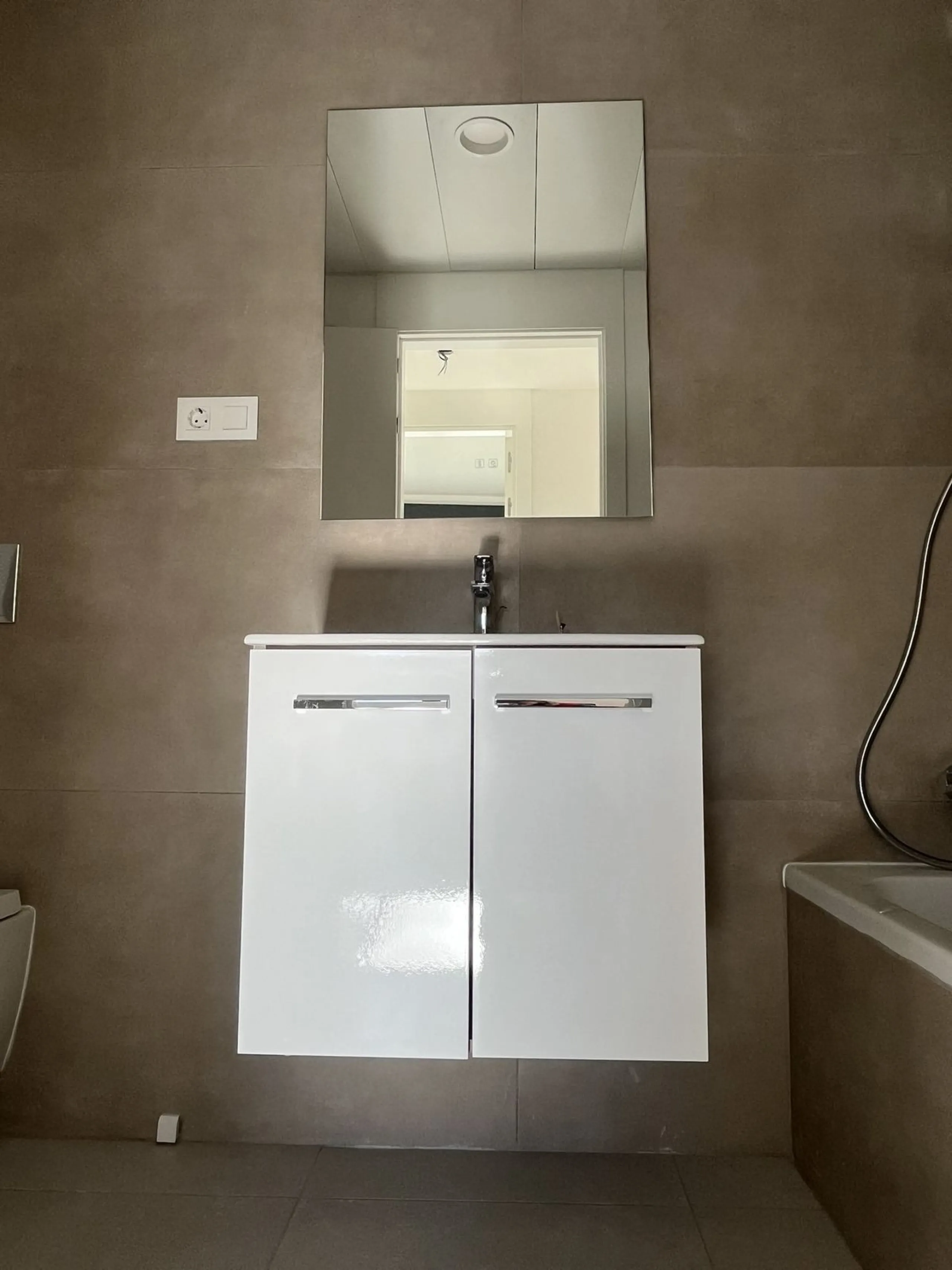 Living by the sea becomes a reality in this beautiful 3-bedroom apartment for sale facing the beach in Torremolinos (La Cizaña/Los Álamos). A unique enclave where daily life unfolds to the sound of the waves.