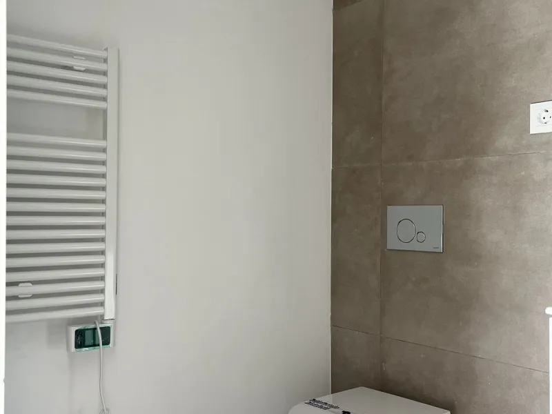 Living by the sea becomes a reality in this beautiful 3-bedroom apartment for sale facing the beach in Torremolinos (La Cizaña/Los Álamos). A unique enclave where daily life unfolds to the sound of the waves.