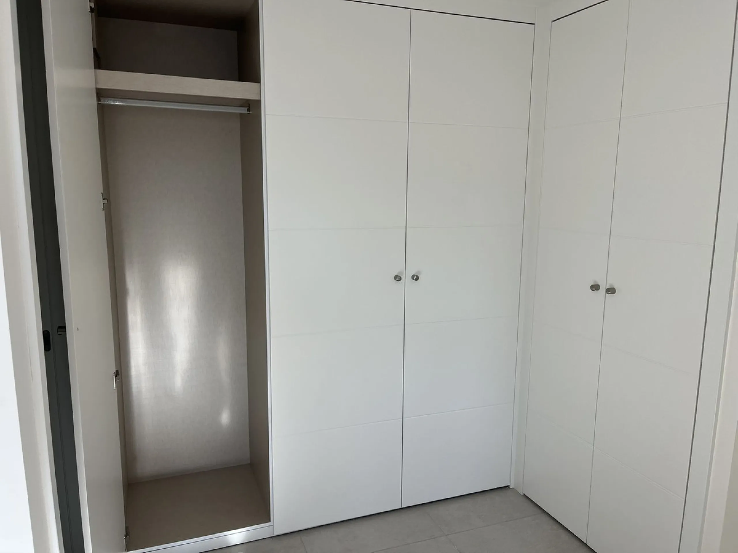 Living by the sea becomes a reality in this beautiful 3-bedroom apartment for sale facing the beach in Torremolinos (La Cizaña/Los Álamos). A unique enclave where daily life unfolds to the sound of the waves.