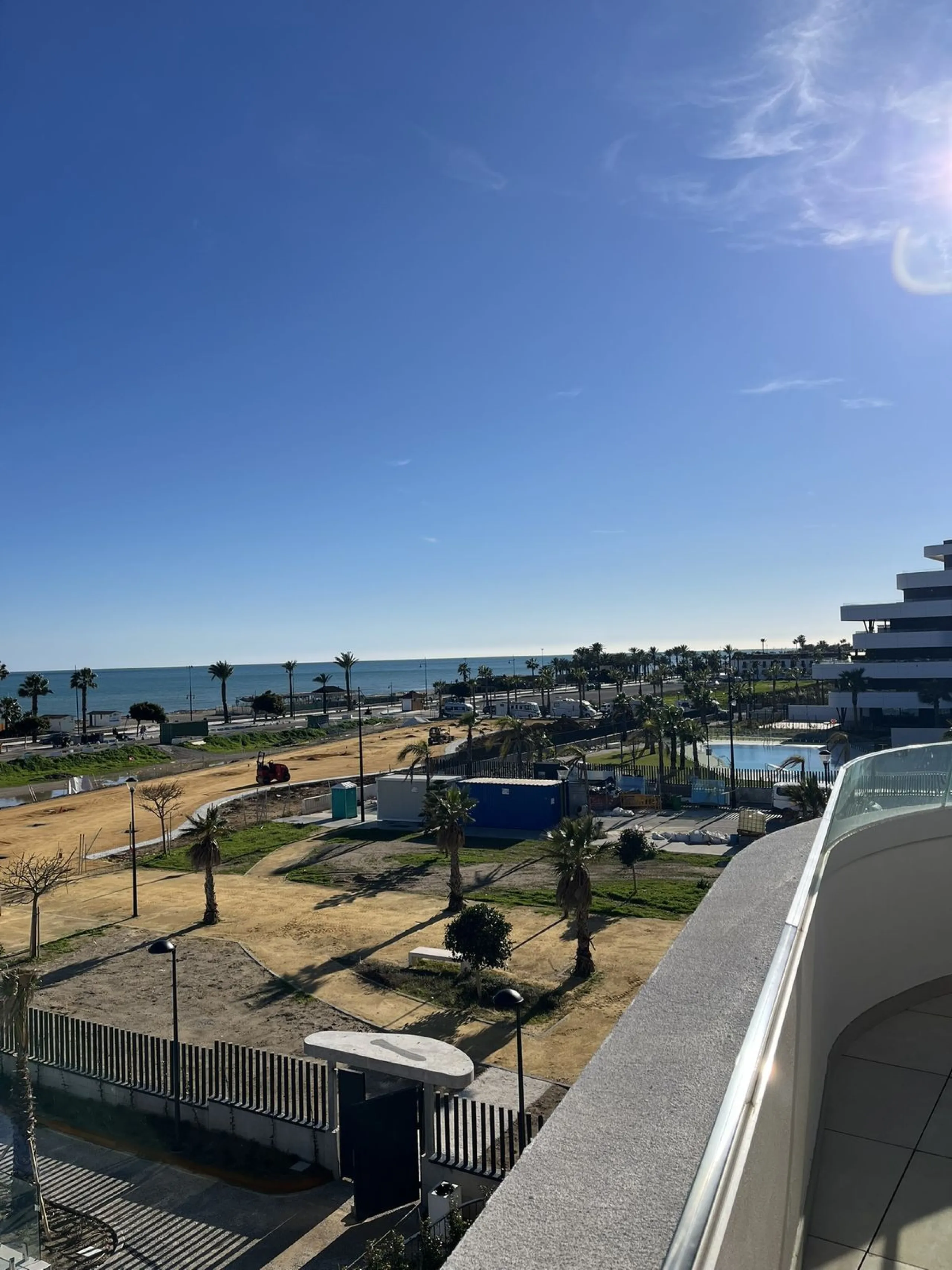 Living by the sea becomes a reality in this beautiful 3-bedroom apartment for sale facing the beach in Torremolinos (La Cizaña/Los Álamos). A unique enclave where daily life unfolds to the sound of the waves.