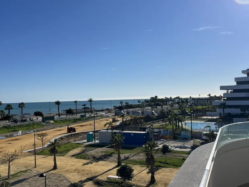 Living by the sea becomes a reality in this beautiful 3-bedroom apartment for sale facing the beach in Torremolinos (La Cizaña/Los Álamos). A unique enclave where daily life unfolds to the sound of the waves.