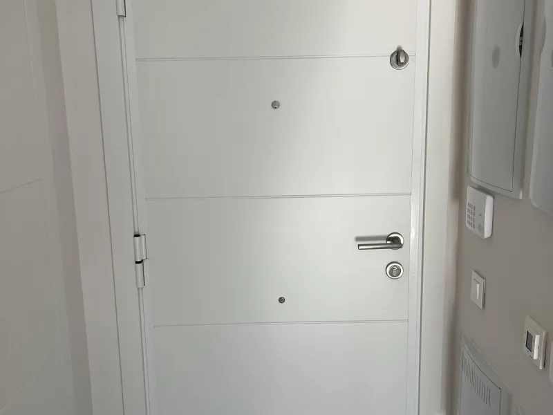 Living by the sea becomes a reality in this beautiful 3-bedroom apartment for sale facing the beach in Torremolinos (La Cizaña/Los Álamos). A unique enclave where daily life unfolds to the sound of the waves.
