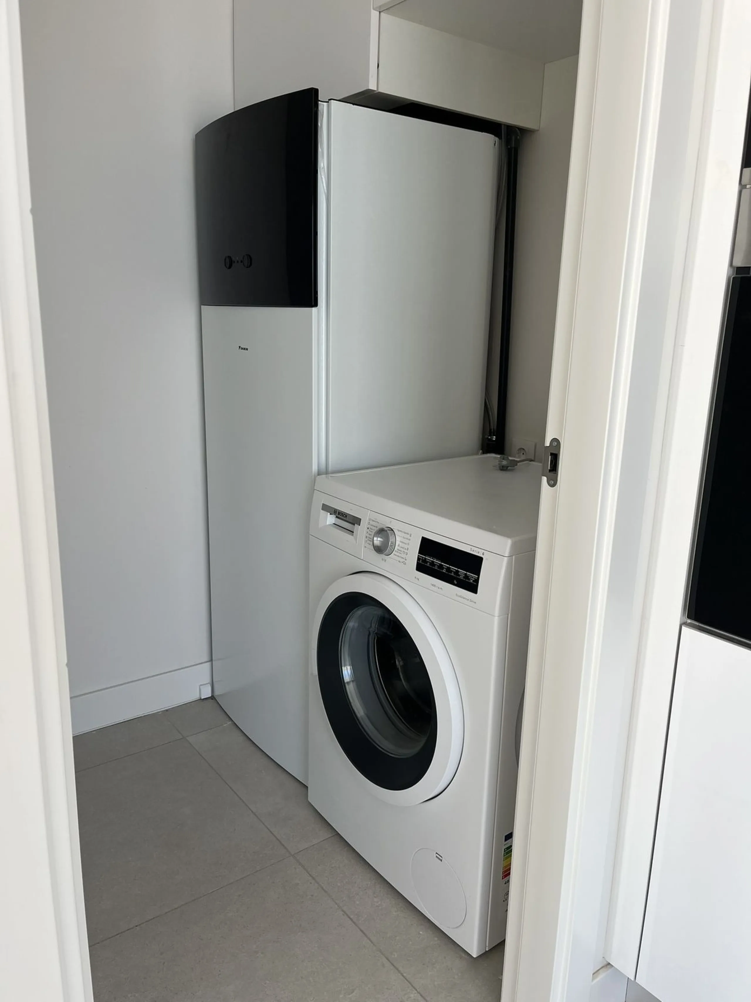 Living by the sea becomes a reality in this beautiful 3-bedroom apartment for sale facing the beach in Torremolinos (La Cizaña/Los Álamos). A unique enclave where daily life unfolds to the sound of the waves.