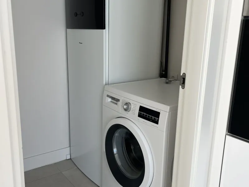 Living by the sea becomes a reality in this beautiful 3-bedroom apartment for sale facing the beach in Torremolinos (La Cizaña/Los Álamos). A unique enclave where daily life unfolds to the sound of the waves.