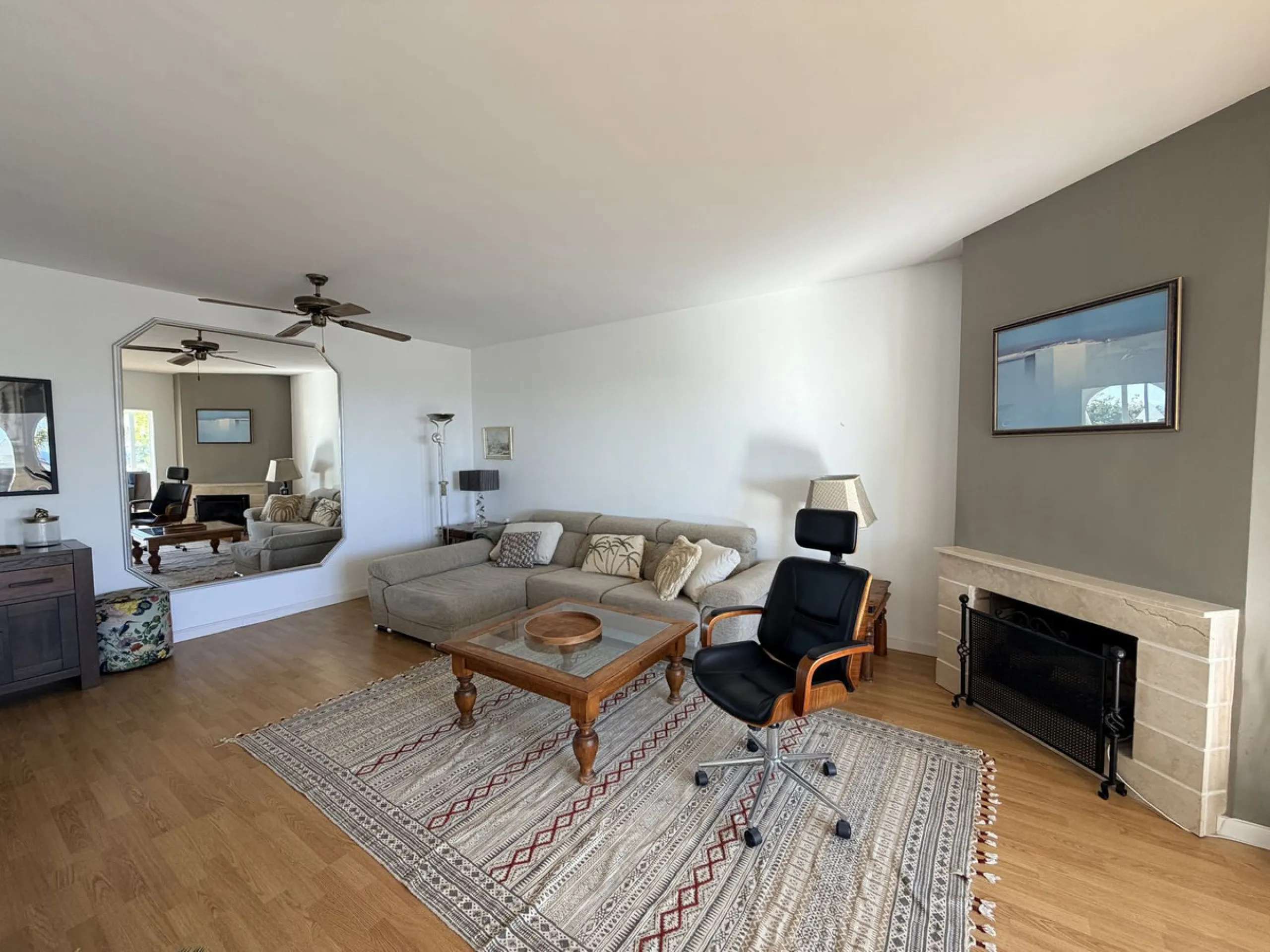 We present this spacious apartment, located in one of the best areas of the area, in La Quinta that enjoys panoramic views of the valley and the sea.