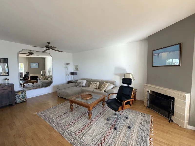 We present this spacious apartment, located in one of the best areas of the area, in La Quinta that enjoys panoramic views of the valley and the sea.