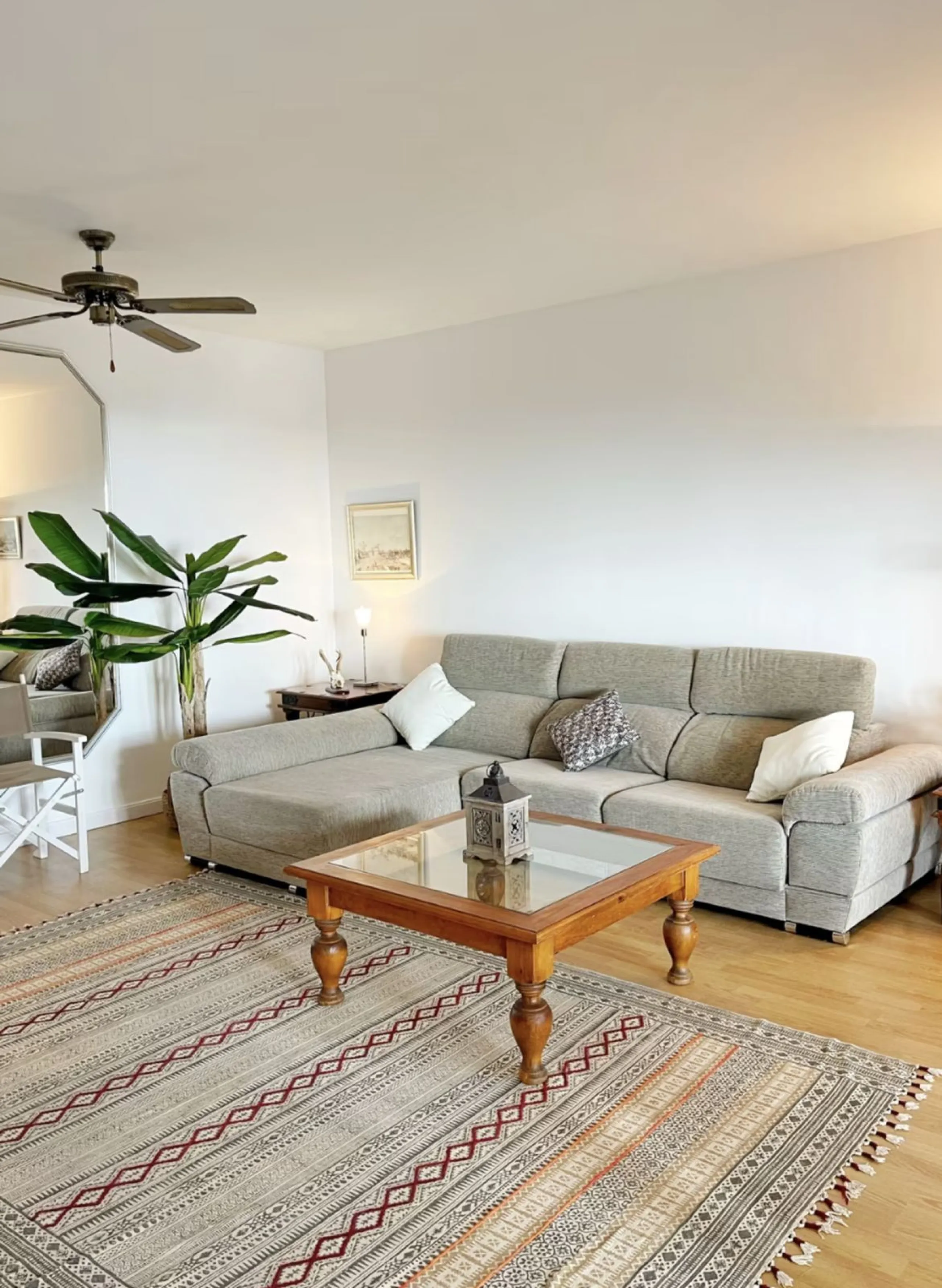 We present this spacious apartment, located in one of the best areas of the area, in La Quinta that enjoys panoramic views of the valley and the sea.