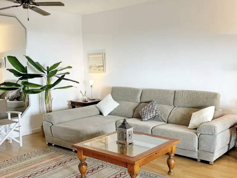 We present this spacious apartment, located in one of the best areas of the area, in La Quinta that enjoys panoramic views of the valley and the sea.