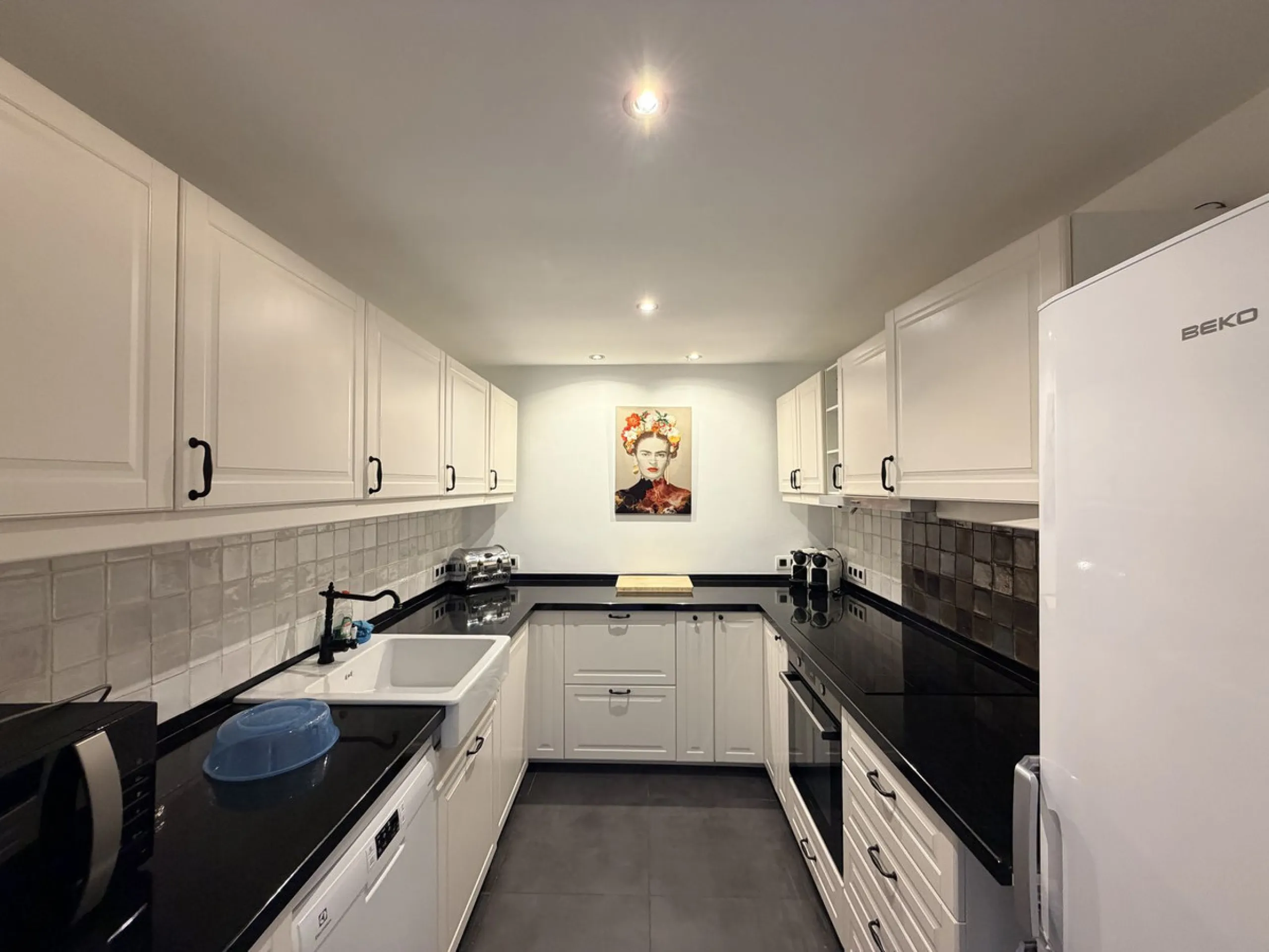 We present this spacious apartment, located in one of the best areas of the area, in La Quinta that enjoys panoramic views of the valley and the sea.