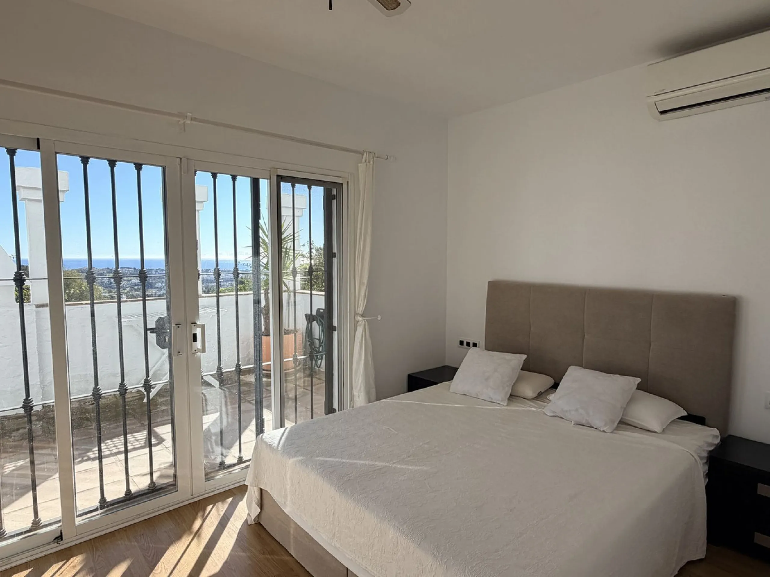 We present this spacious apartment, located in one of the best areas of the area, in La Quinta that enjoys panoramic views of the valley and the sea.