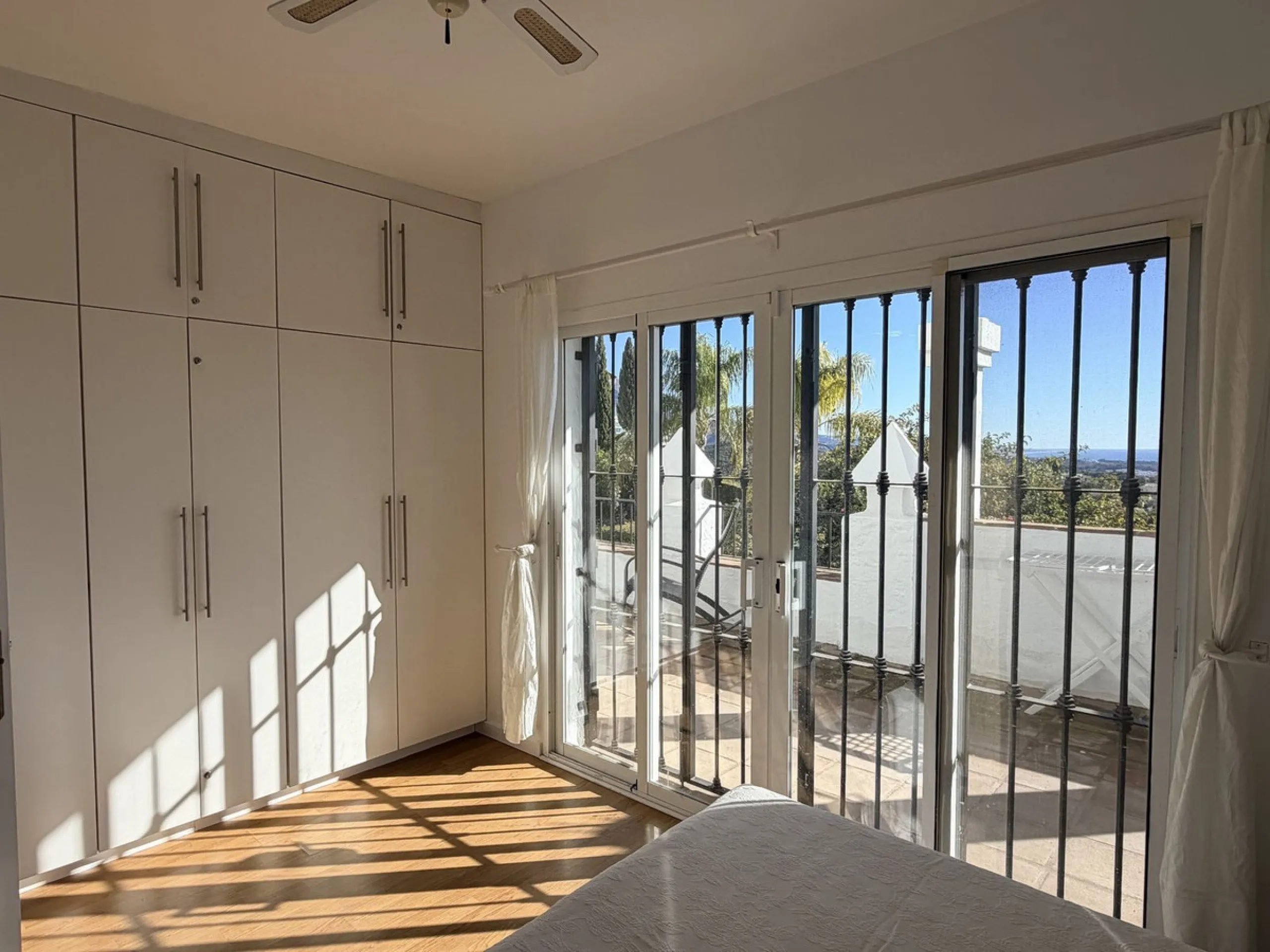 We present this spacious apartment, located in one of the best areas of the area, in La Quinta that enjoys panoramic views of the valley and the sea.