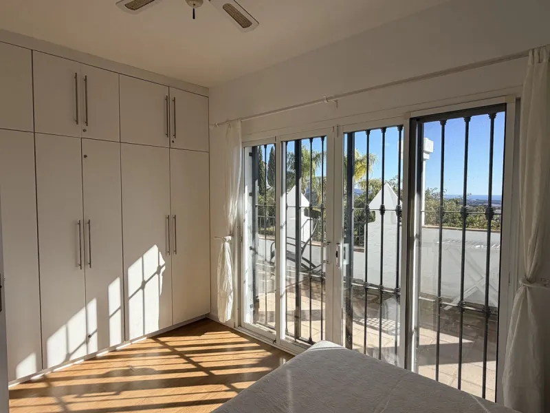 We present this spacious apartment, located in one of the best areas of the area, in La Quinta that enjoys panoramic views of the valley and the sea.
