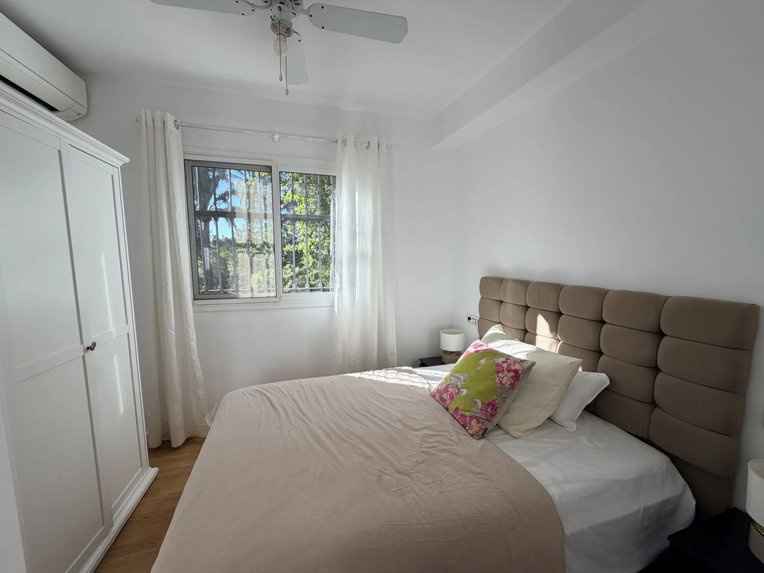 We present this spacious apartment, located in one of the best areas of the area, in La Quinta that enjoys panoramic views of the valley and the sea.
