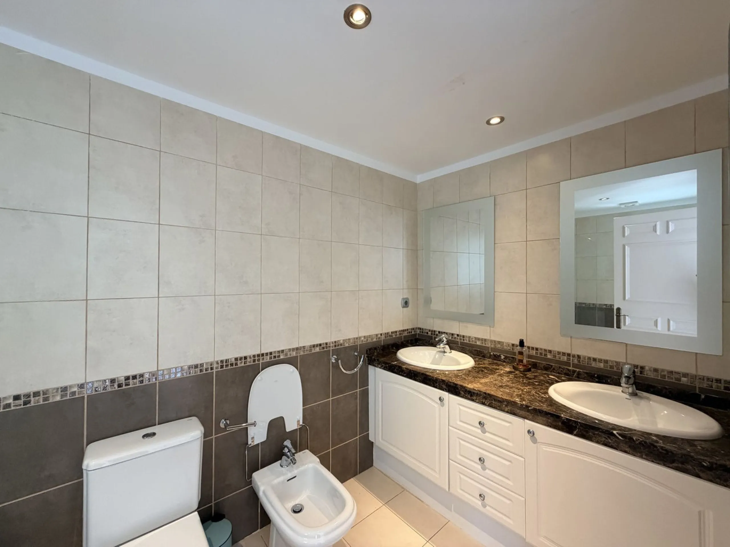We present this spacious apartment, located in one of the best areas of the area, in La Quinta that enjoys panoramic views of the valley and the sea.