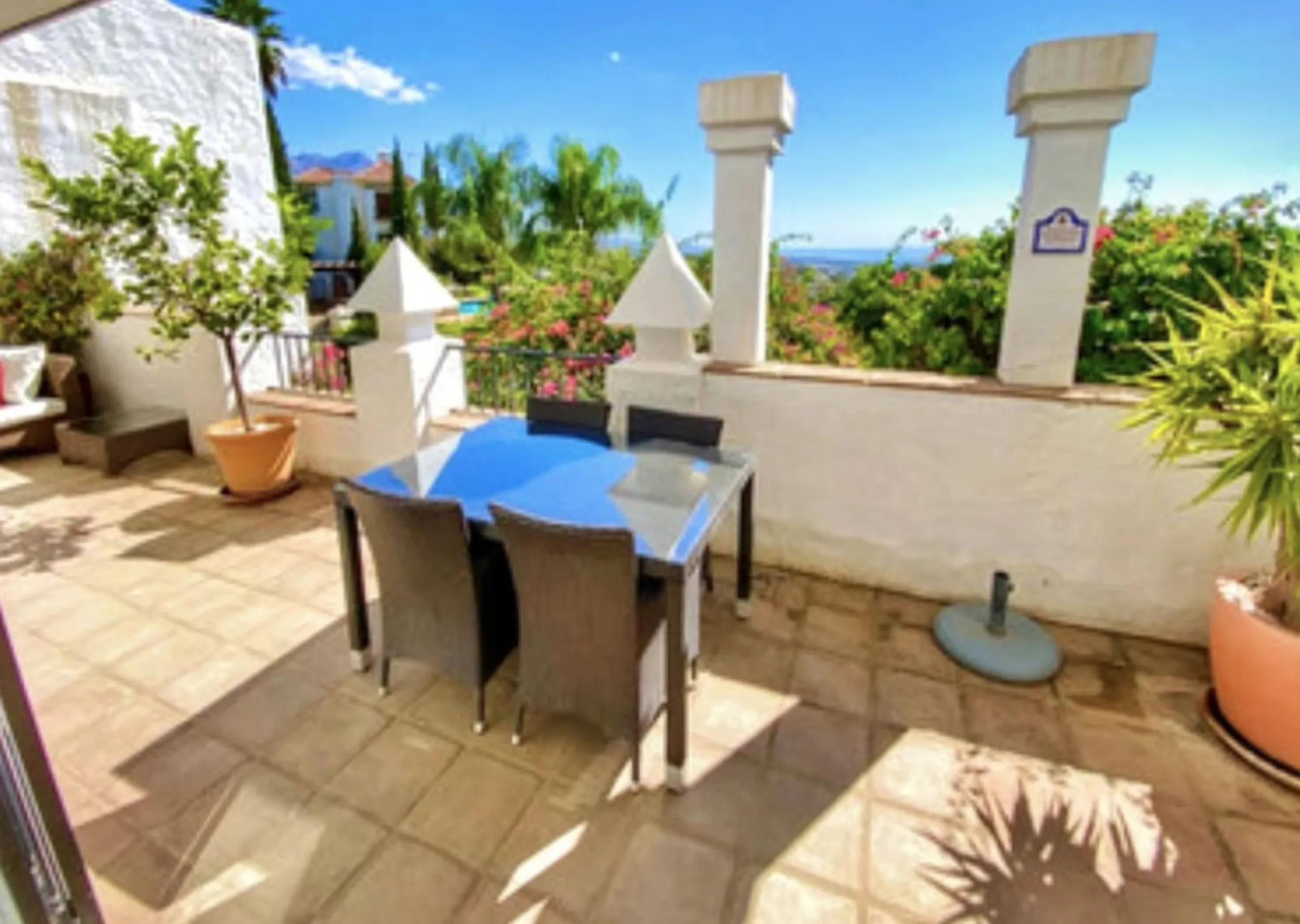 We present this spacious apartment, located in one of the best areas of the area, in La Quinta that enjoys panoramic views of the valley and the sea.
