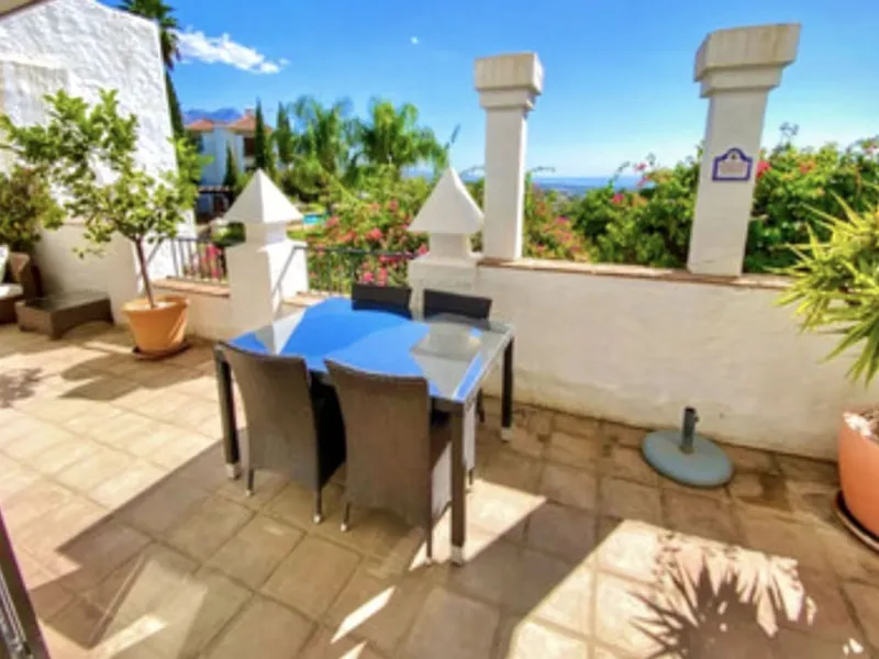 We present this spacious apartment, located in one of the best areas of the area, in La Quinta that enjoys panoramic views of the valley and the sea.