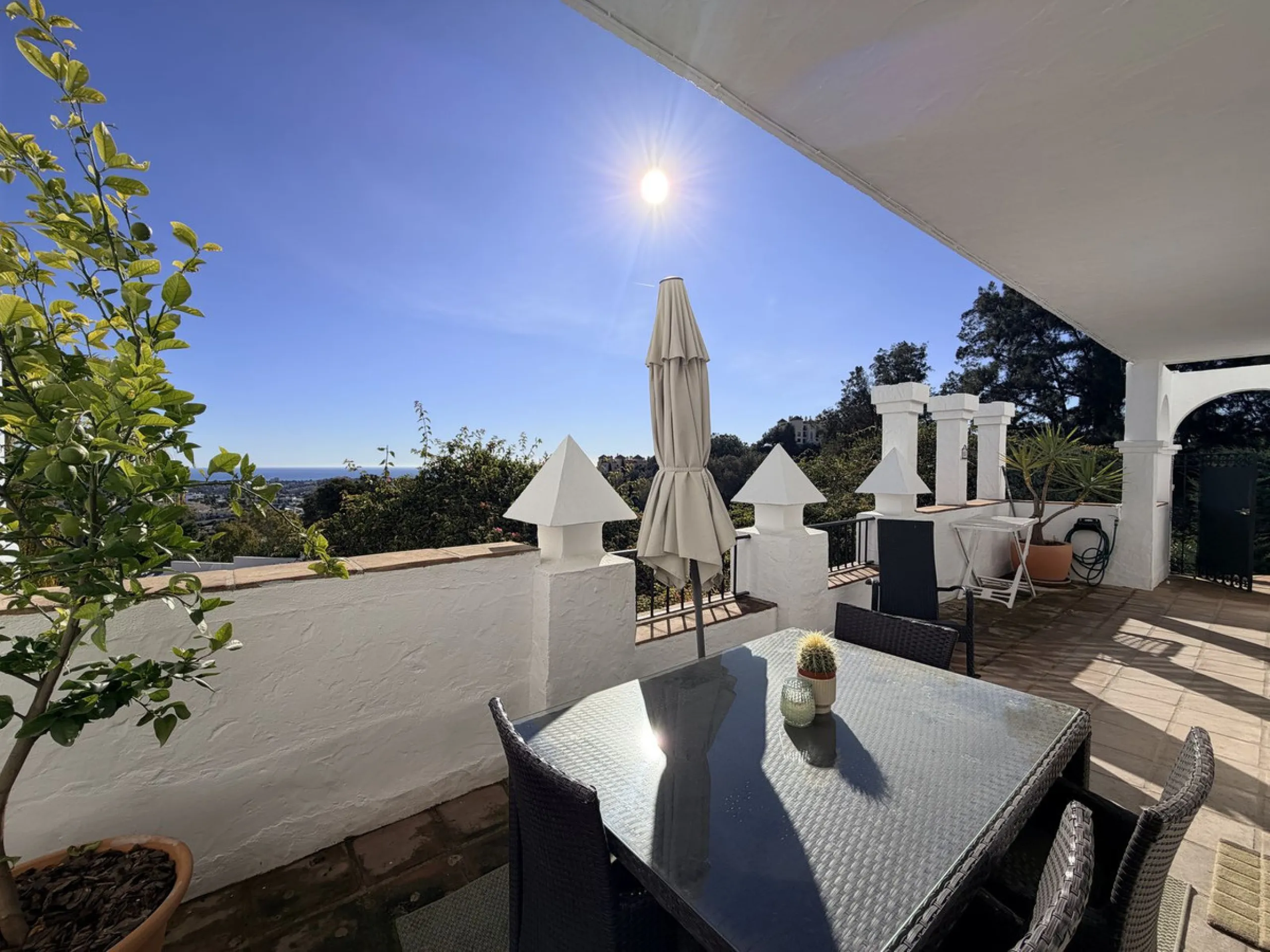 We present this spacious apartment, located in one of the best areas of the area, in La Quinta that enjoys panoramic views of the valley and the sea.
