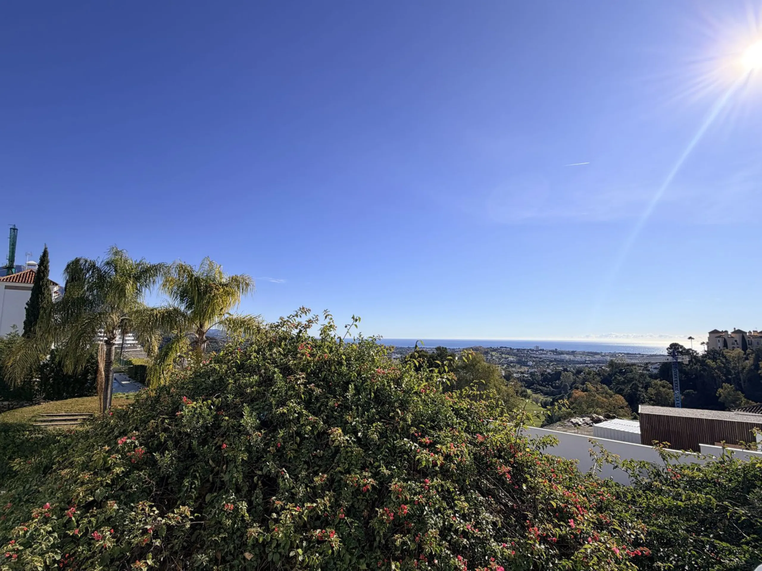 We present this spacious apartment, located in one of the best areas of the area, in La Quinta that enjoys panoramic views of the valley and the sea.