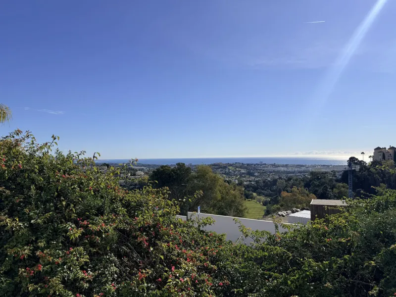 We present this spacious apartment, located in one of the best areas of the area, in La Quinta that enjoys panoramic views of the valley and the sea.