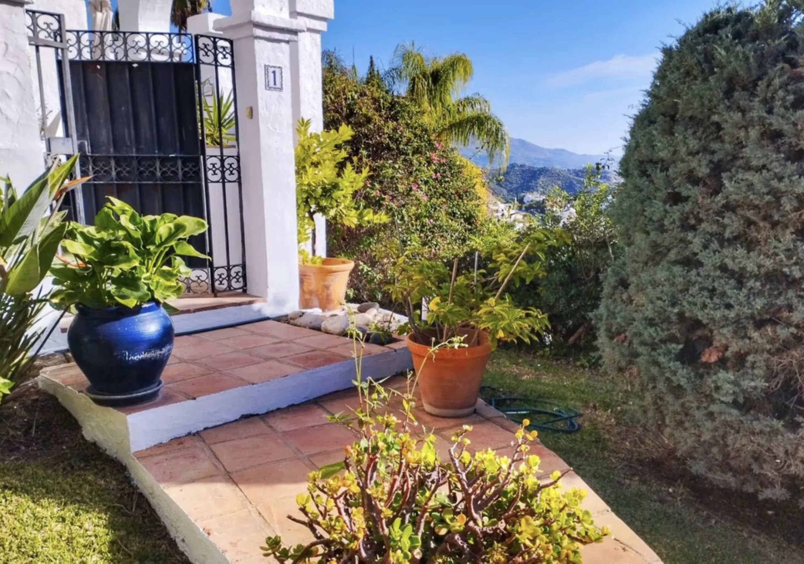 We present this spacious apartment, located in one of the best areas of the area, in La Quinta that enjoys panoramic views of the valley and the sea.