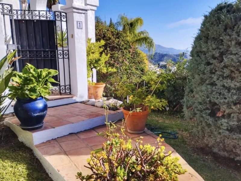 We present this spacious apartment, located in one of the best areas of the area, in La Quinta that enjoys panoramic views of the valley and the sea.