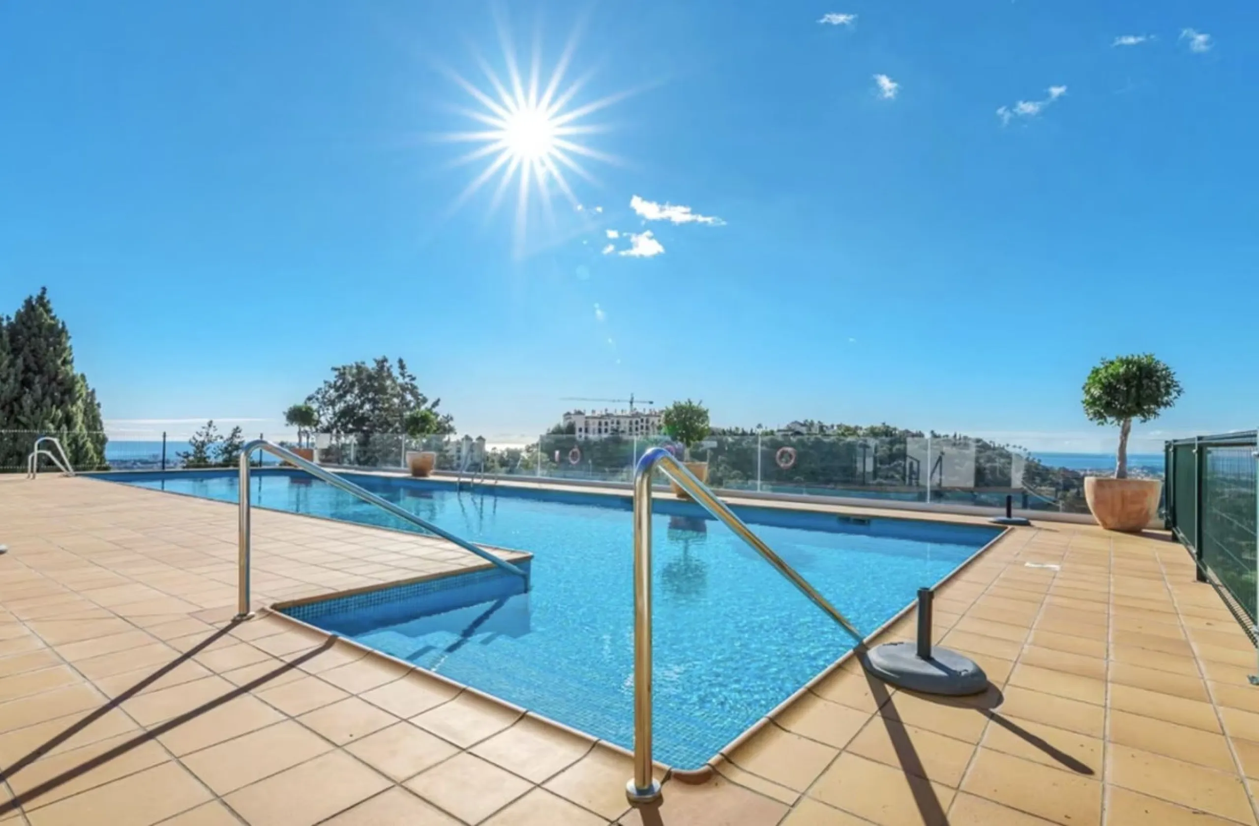 We present this spacious apartment, located in one of the best areas of the area, in La Quinta that enjoys panoramic views of the valley and the sea.
